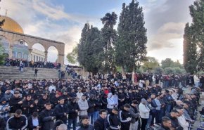 فيديو خاص.. آلاف الفلسطينيين يؤدون صلاة عيد الفطر في المسجد الاقصى