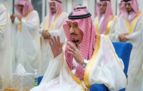 بالفيديو.. ظهور نادر للملك سلمان على كرسي!