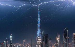 شاهد..لحظة ضرب صاعقة مرعبة لبرج خليفة في دبي