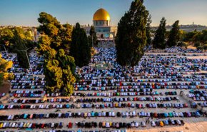 شاهد.. 45 الف فلسطيني يؤدون صلاة الجمعة في مسجد الأقصى