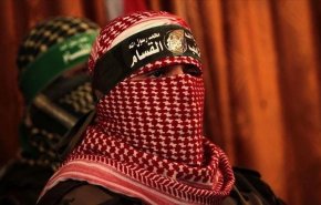شاهد/ أبو عبيدة يقرأ قصيدة لشاعر عربي والأخير يرد!