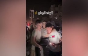 شاهد.. شجاعة طفل فلسطيني انتشل من تحت الانقاض!