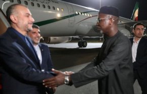 وزير الخارجية الايراني يصل الى غامبيا للمشاركة في اجتماع منظمة التعاون الاسلامي