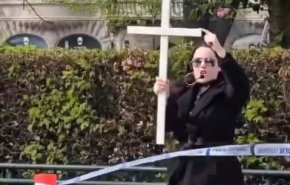 امرأة ورجل يضرمان النار بنسخة من القرآن الكريم وعلم فلسطين في السويد