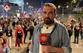 عشرات الالاف من المتظاهرين الاسرائيليين يطالبون بإسقاط قاتل الأسری