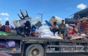 شاهد بالفيديو.. سكان رفح يواصلون النزوح في ظروف صعبة