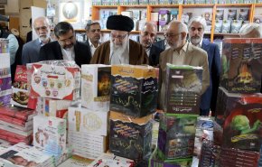 قائد الثورة الاسلامية يزور معرض طهران الدولي للكتاب 