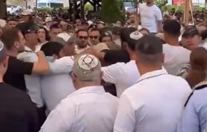 شاهد/عراك بالأيدي بين عائلات قتلى جنود الاحتلال أثناء كلمة بن غفير