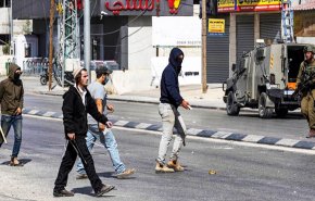 مستوطنونن يحرقون شاحنة ويعتدون على سائقها شرق رام الله