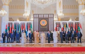 الحوثي يعلق على قمة البحرين.. كم الديك و..؟!