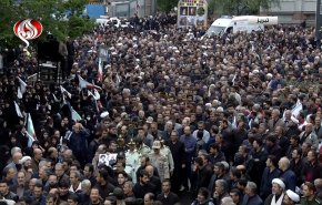 شاهد.. إيران تتشح بالسواد وتستعد لتوديع رئيسها