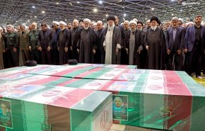 شاهد .. قائد الثورة يقيم صلاة الميت على جثامين شهداء الخدمة 