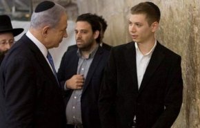 شاهد.. نجل نتنياهو يوثق الميول الانتقامية لدى جيش الاحتلال!