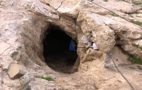 فلسطيني يعيش مع عائلته في كهف جنوب الخليل.. لهذا السبب!