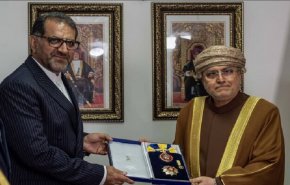سلطان عمان يمنح سفير إيران وساما من الدرجة الأولى لهذا السبب..
