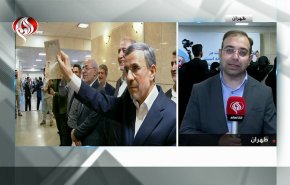 لحظة تقدم الرئيس الأسبق أحمدي نجاد لخوض الانتخابات الرئاسية