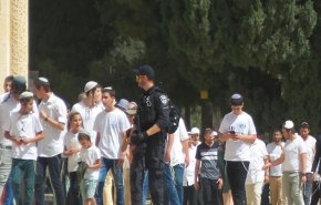 مئات المستوطنين يقتحمون المسجد الأقصى قبيل انطلاق مسيرة الأعلام