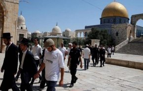 مستوطنون يقتحمون المسجد الأقصى  بحماية شرطة الاحتلال