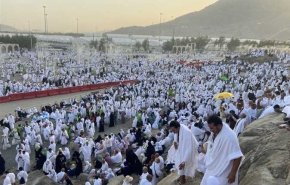 ضيوف الرحمن يتوجهون إلى مشعر عرفات لأداء 