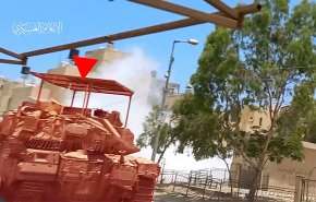 شاهد.. مقاوم قسامي يستهدف دبابة اسرائيلية من مسافة صفر!
