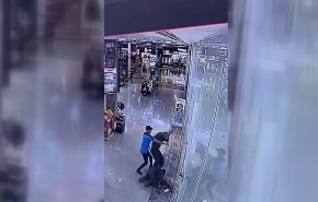 شاهد.. الفلسطيني المقاوم لا تخيفه أسلحة جنود الاحتلال