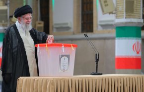 قائد الثورة: على الشعب أن يكون أكثر عزيمة اليوم لحسم الامر ويكون لدينا رئيس غداً