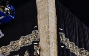 الثوب الاغلى في العالم.. تغيير كسوة الكعبة المشرفة  +فيديو