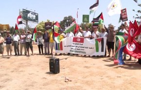 شاهد.. ماذا فعل التونسيون امام السفارة الامريكية دعما لغزة؟