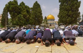 قوات الاحتلال تعتدي على مصلين على بوابات الأقصى