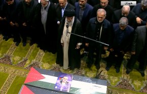 بالفيديو / صلاة قائد الثورة الاسلامية على جثمان الشهيد هنية وتوديعه 