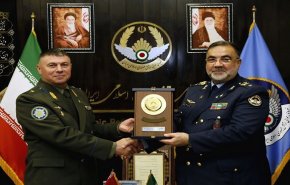 قائد القوات الجوية الايرانية يستقبل نظيره البيلاروسي
