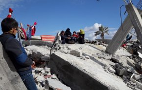 شاهد.. عوائل فلسطينية تختار العيش بين أنقاض منازلها 