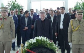 شاهد/بزشكيان يزور قبر الراحل جلال طالباني بالسليمانية