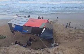 أمواج البحر تهاجم خيام النازحين.. هذا ما حدث لهم
