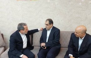  عراقجي يعود السفير الايراني لدى لبنان في احدى مستشفيات طهران