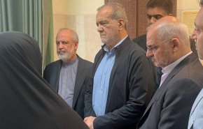 الرئيس بزشكيان يزور جرحى هجوم البيجر الإرهابي في لبنان
