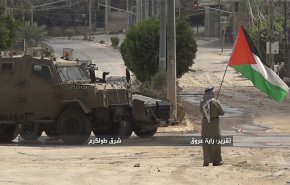 قصة فلسطيني يقف في وجه آليات جيش الاحتلال حاملا العلم 

