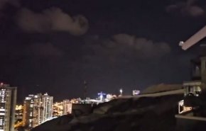 بالفيديو.. انفجارات ضخمة في حيفا ومناطق واسعة شمال كيان الاحتلال