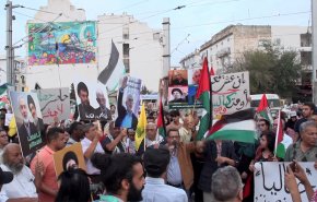 شاهد.. التونسيون يخرجون في مسيرة لتأبين الشهيدين السنوار وصفي الدين