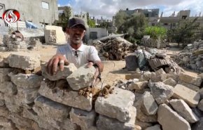 شاهد.. النازحون في غزة يبنون منازل مؤقتة من انقاض المبان المهدمة