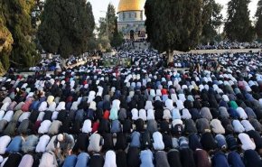 40 ألفًا يؤدُّون صلاة الجمعة في المسجد الأقصى
