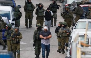 حملة اعتقالات بالضفة تطال 22 فلسطينيا بينهم صحفي وجريح
