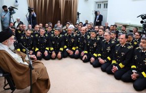 قائد الثورة : يجب رفع القوة القتالية للقوات المسلحة لردع الاعداء 
