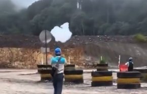 شاهد/ما قصة 'سحابة' تسقط على الأرض بإندونيسيا؟