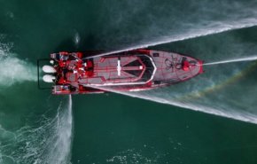 الحرس الثوري يوطن صنع زورق مميز لاطفاء الحرائق
