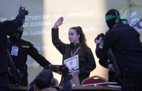 كيف علَّق الإعلام العبري على مشاهد تسليم القسَّام لـ آغام بيرغر؟