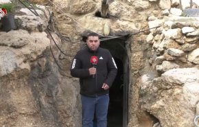 شاهد ..عائلات فلسطينية تعيش في كهوف تحت الارض والسبب؟!