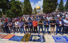 30 ألفاً يؤدون الجمعة في الأقصى رغم إجراءات الاحتلال
