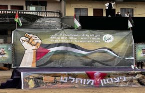 'نحن اليوم التالي'.. لافتة للقسام بموقع تسليم الأسرى 
