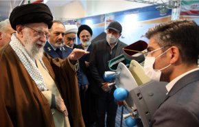 آية الله خامنئي يتفقد معرض إنجازات الصناعة الدفاعية الإيرانية